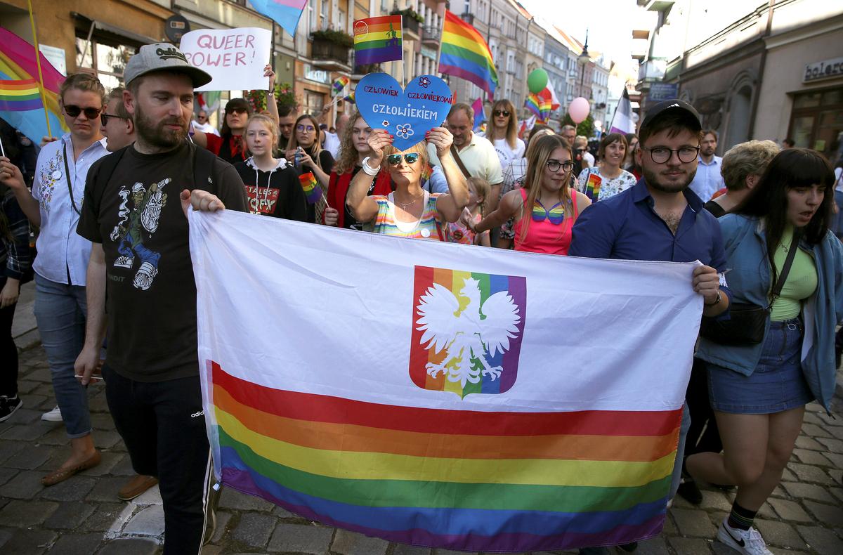 Polish government proposes bill to recognise same-sex partnerships